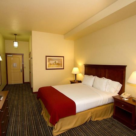 Holiday Inn Express Turlock By Ihg Exterior photo