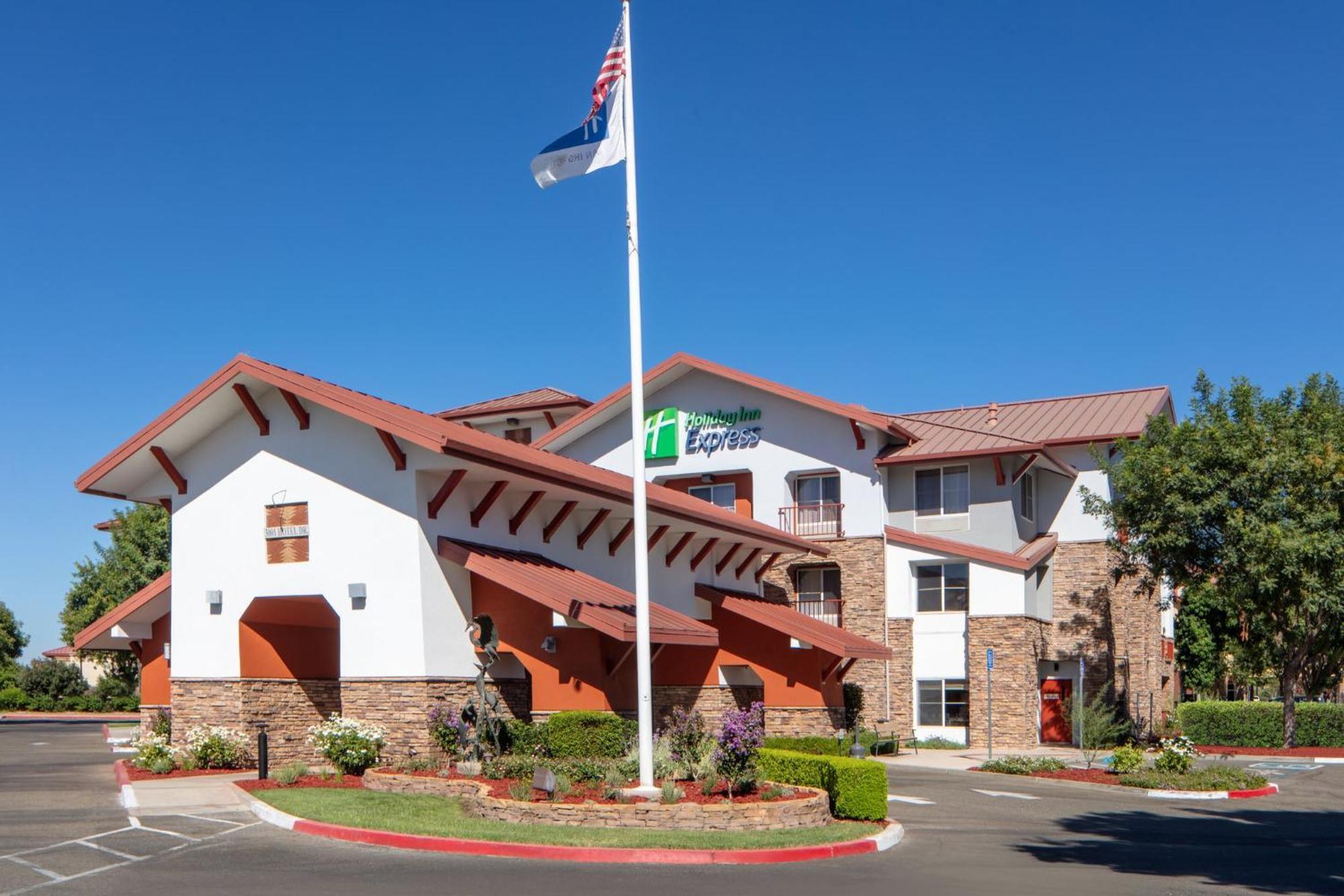 Holiday Inn Express Turlock By Ihg Exterior photo