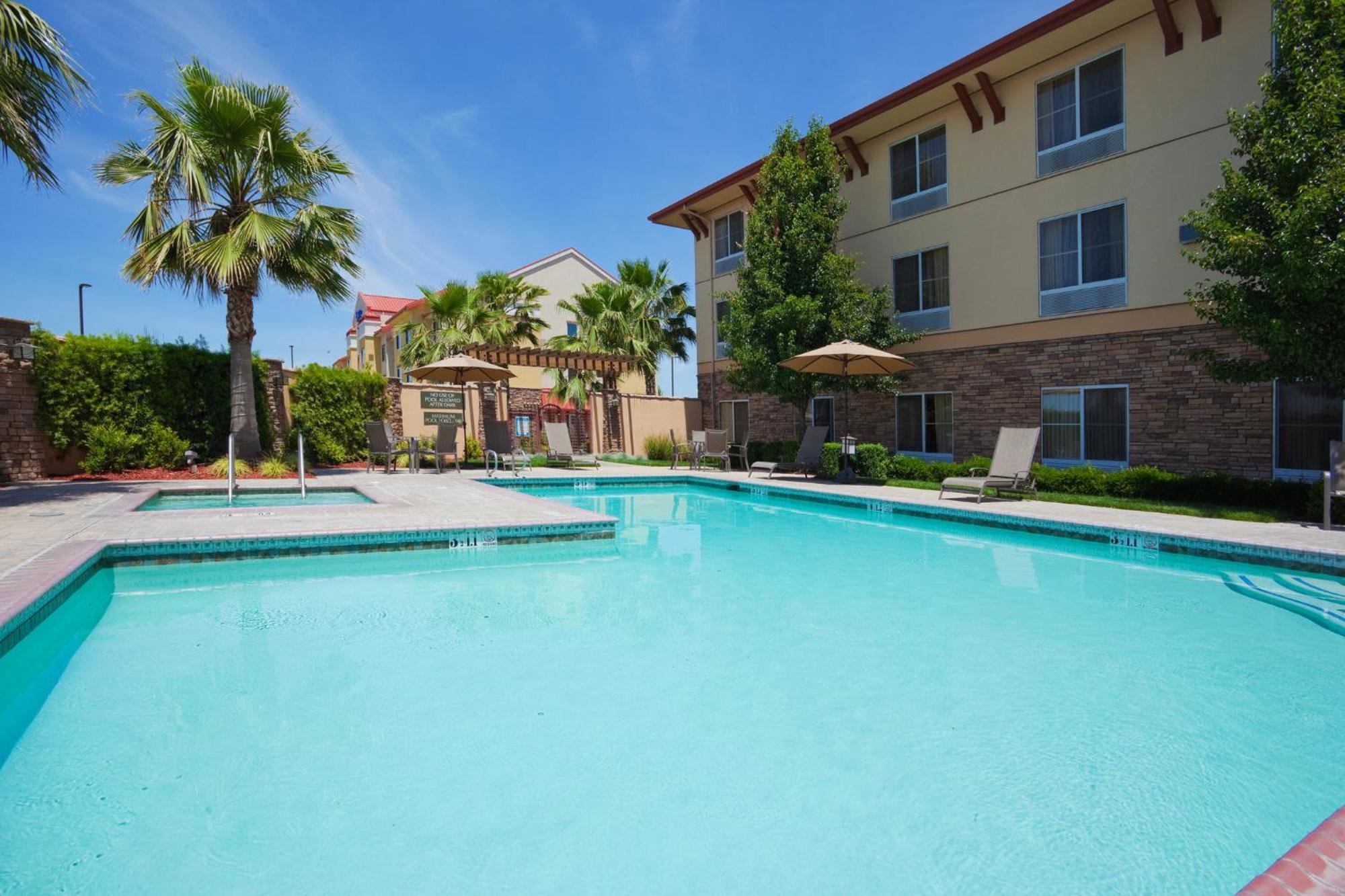 Holiday Inn Express Turlock By Ihg Exterior photo