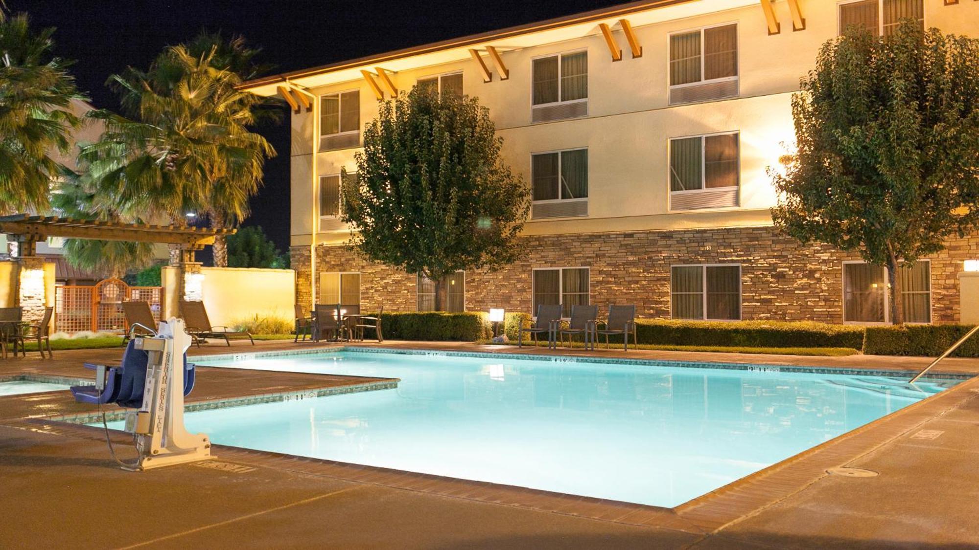 Holiday Inn Express Turlock By Ihg Exterior photo