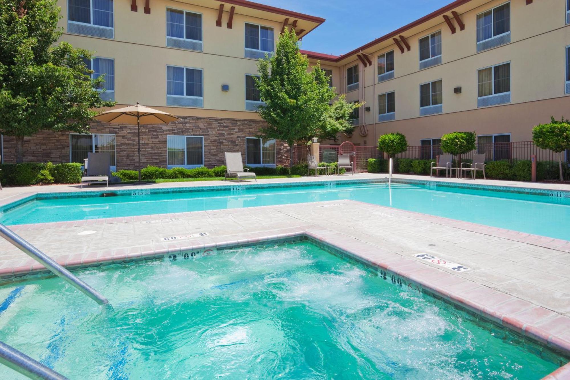 Holiday Inn Express Turlock By Ihg Exterior photo