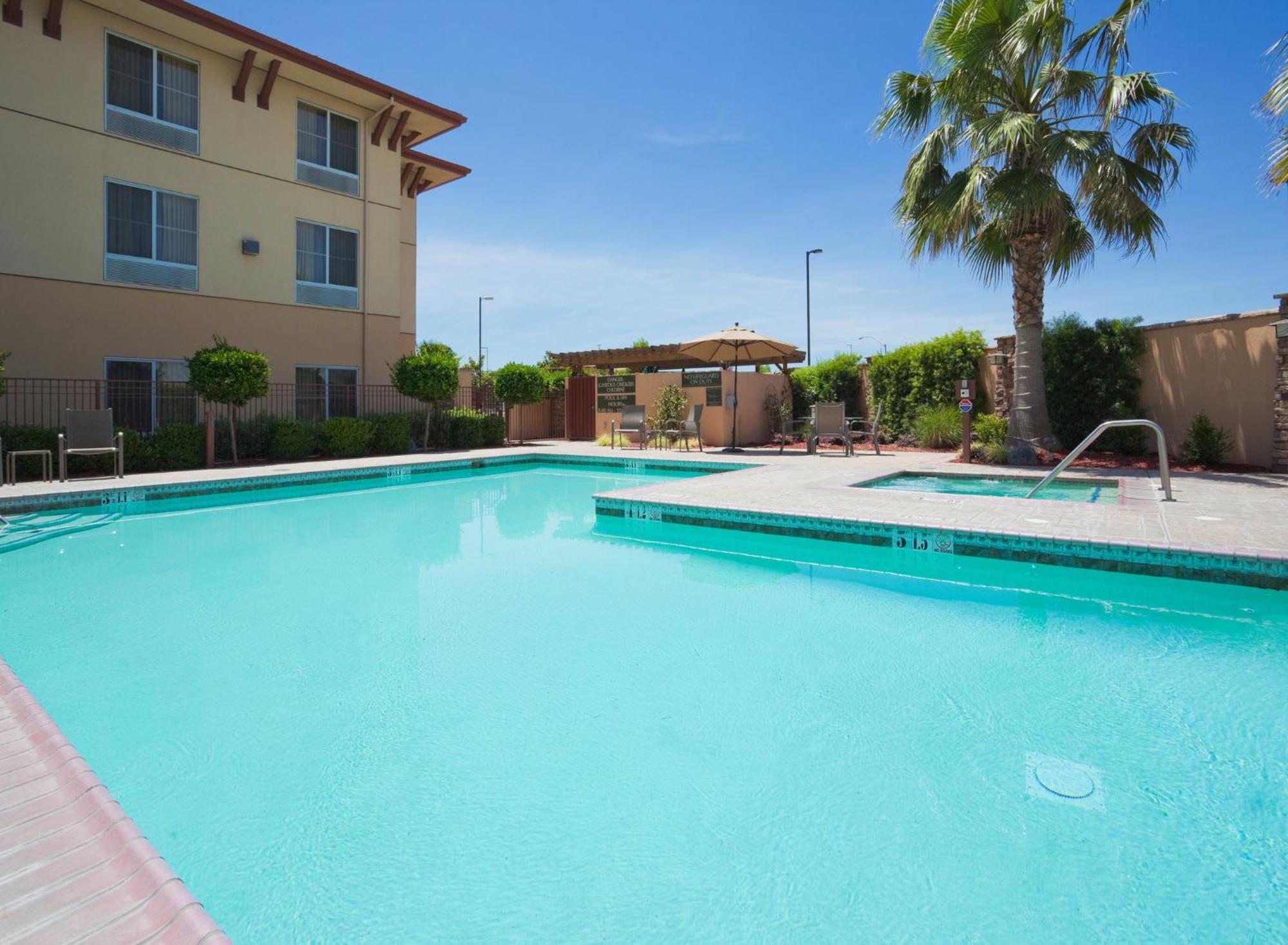 Holiday Inn Express Turlock By Ihg Exterior photo
